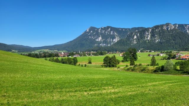 vor uns taucht im Talgrund Inzell auf. Dahinter die Berge die wir morgen überschreiten werden