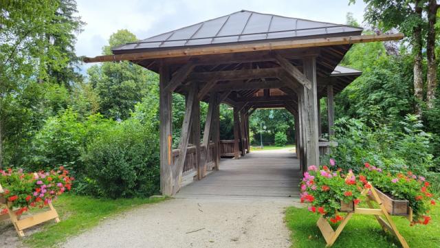 ...überqueren wir über eine Holzbrücke die Rote Traun