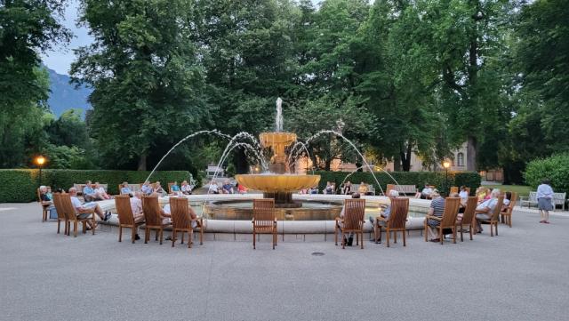 neben dem Gradierhaus steht ein grosser Brunnen, mit Liegestühle. Die Luft ist mit Alpensole angereichert