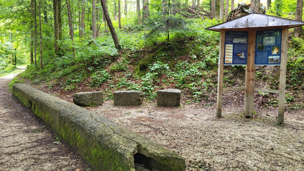 eine Soleleitung begleitet uns nun eine zeitlang. Infotafel geben Auskunft über die Salzgewinnung