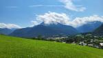 am Fusse des Baderlehenkopf erkennen wir Berchtesgaden und dahinter der Watzmann