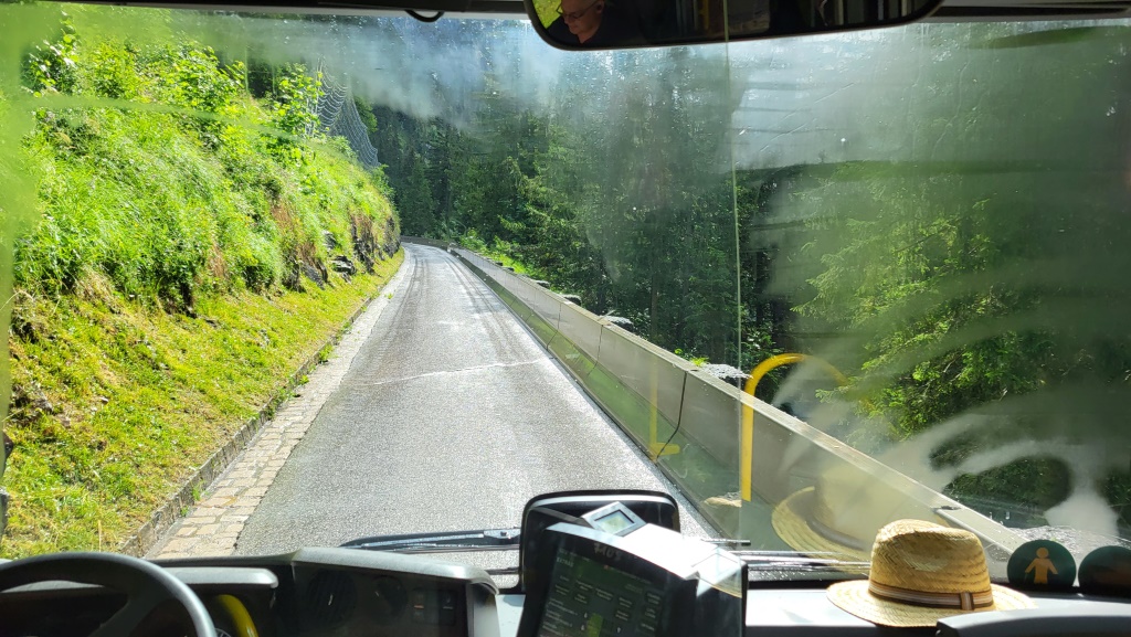 in Berchtesgaden steigen wir in den Bus der uns hinauf zum Kehlsteinhaus führen wird