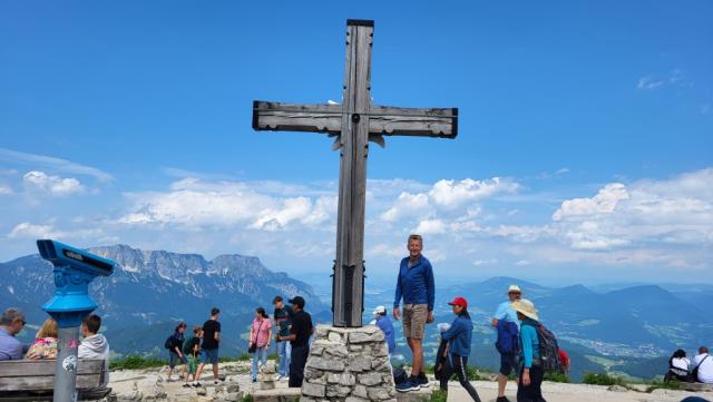 ...der uns hinauf zum Kehlstein Gipfelkreuz führt