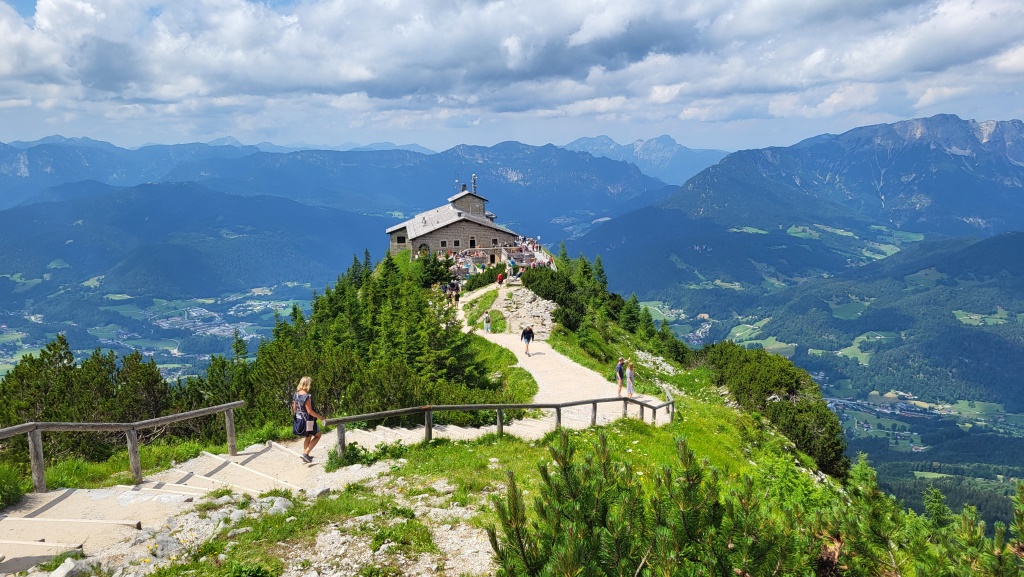 wir laufen zurück zum Kehlsteinhaus. 1938 erhielt Adolf Hitler es zu seinem 50. Geburtstag als Geschenk