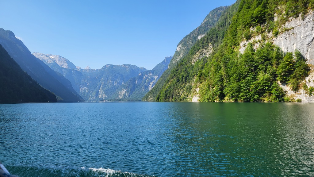 geräuschlos gleitet das Elektroboot über den fjordartigen See, der an seiner tiefsten Stelle 192 Meter misst