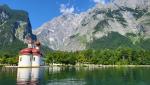 St. Bartholomä am Königssee. Im Hintergrund die Watzmann-Ostwand