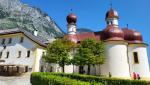 die Wallfahrtskirche ist mit zwei unterschiedlichen Zwiebeltürmen ausgestattet...