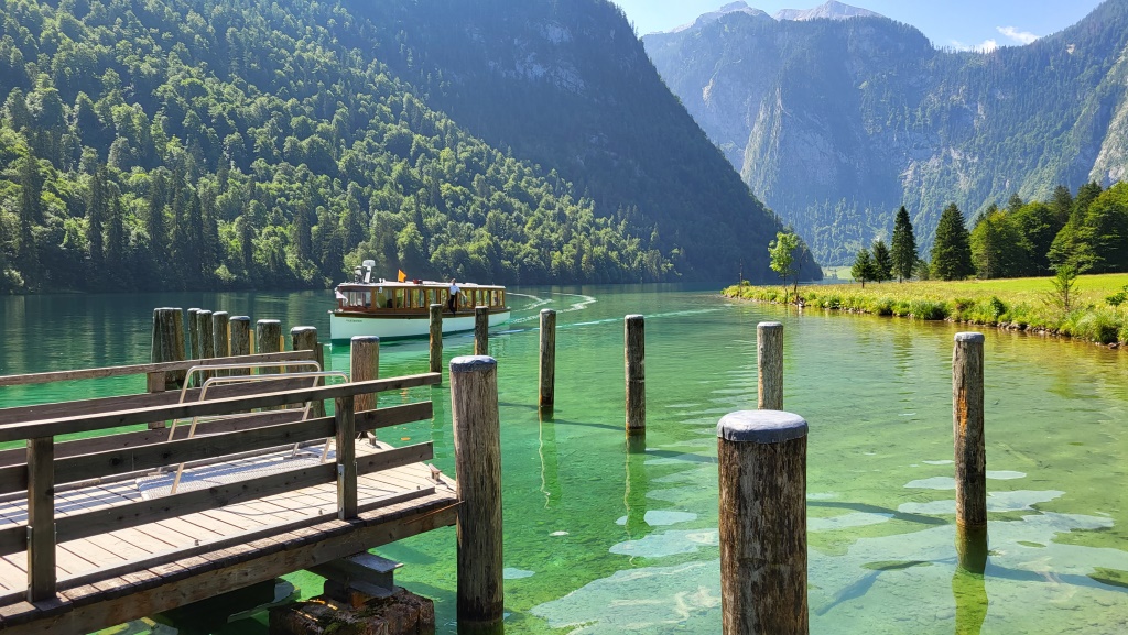 unser Elektroboot legt bald an. Er wird uns nach Königsee zurück fahren