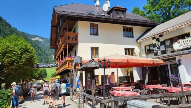 direkt neben der Anlegestelle liegt der Biergarten "zum Schiffmeister"