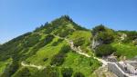 von der Jennerbahn-Bergstation aus führt ein Wandersteig (über ca. 74 Höhenmeter) bergauf zum Jenner-Gipfel