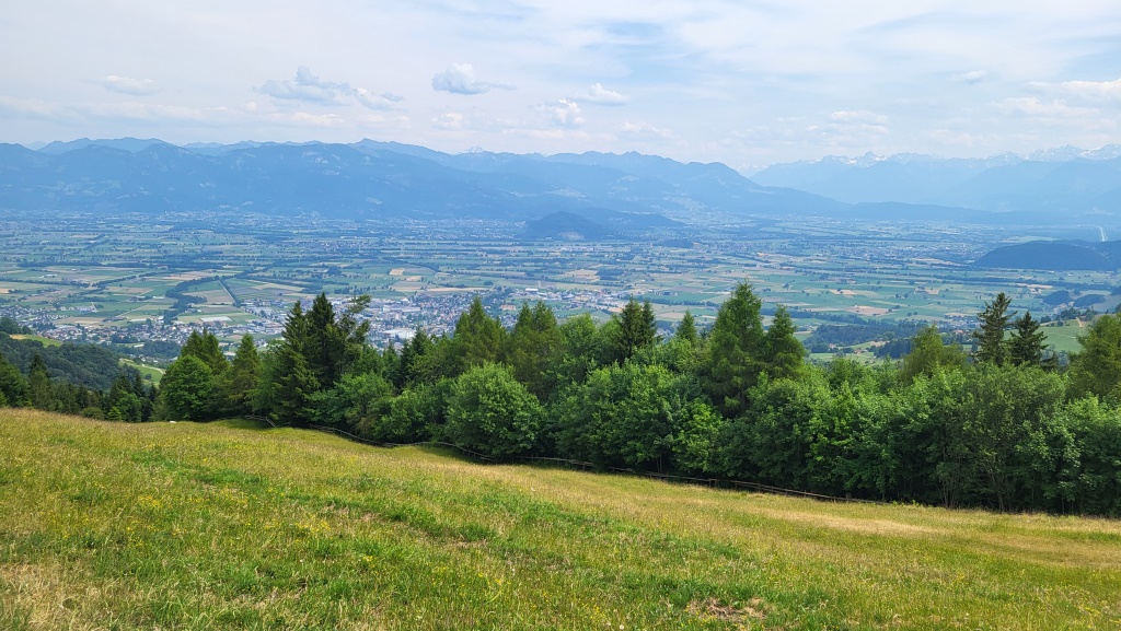 ...hat man eine sehr schöne Aussicht auf das Rheintal