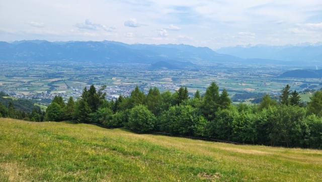 ...hat man eine sehr schöne Aussicht auf das Rheintal