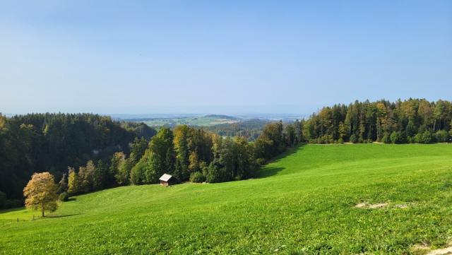 während dem Wandern bestaunen wir die super schöne Aussicht ins Mittelland