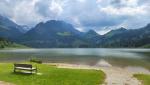 der Schwarzsee mit den Berggipfeln der Kaiseregg, Spitzflue und Les Recardets im Rücken lädt zum Verweilen ein