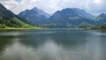 die dunklen Spiegelungen der umliegenden Wälder geben dem See seinen Namen