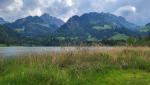 auf dem Uferweg entlang laufen nun weiter Richtung Schwarzsee Bad,...