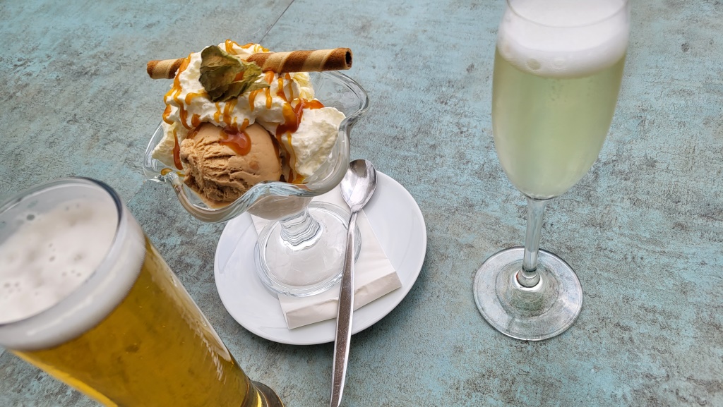 bevor wir das Zimmer beziehen, geniessen wir auf der Hotelterrasse ein Gelato