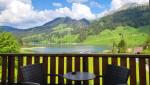 vom Balkon des Hotelzimmer, geniesst man eine sehr schöne Aussicht auf den Schwarzsee