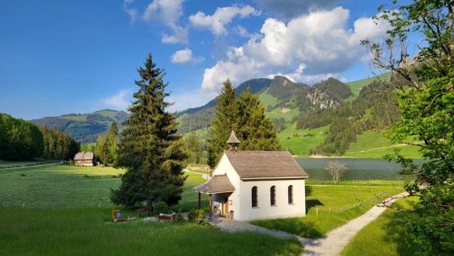 vor dem Nachtessen unternehmen wir einen kurzen Spaziergang zur nah gelegenen 1840 erbauten Marienkapelle