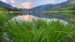 umgeben von schroffen Bergen schimmert der Bergsee je nach Lichteinfall wunderschön...