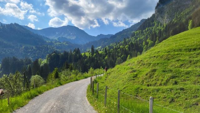 wir verlassen den lieblichen Schwarzsee und wandern aufwärts Richtung Breccaschlund