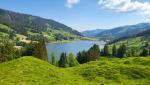 ...und bestaunen die sehr schöne Aussicht auf den unter uns liegenden Schwarzsee