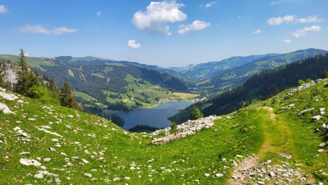 ...im Osten eingerahmt ist, bietet einen eindrucksvollen Blick auf Schwarzsee