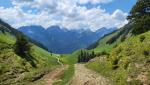 über den flachen, von Gletschern ausgehobelten Euschelspass wandern wir nun abwärts nach Jaun