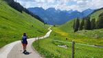 durch Weiden wandern wir nach der Kaffeepause gemütlich abwärts...