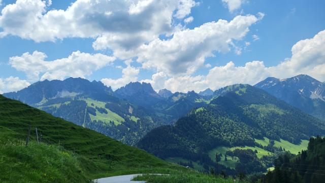 ...und geniessen den herrlichen Blick auf die abrupten Kalkfelsen der Gastlosen