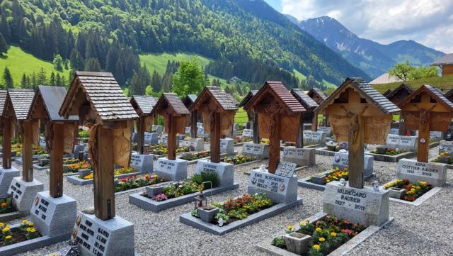 ...und den Friedhof mit seinen bekannten Holzgrabkreuzen und Schnitzereien