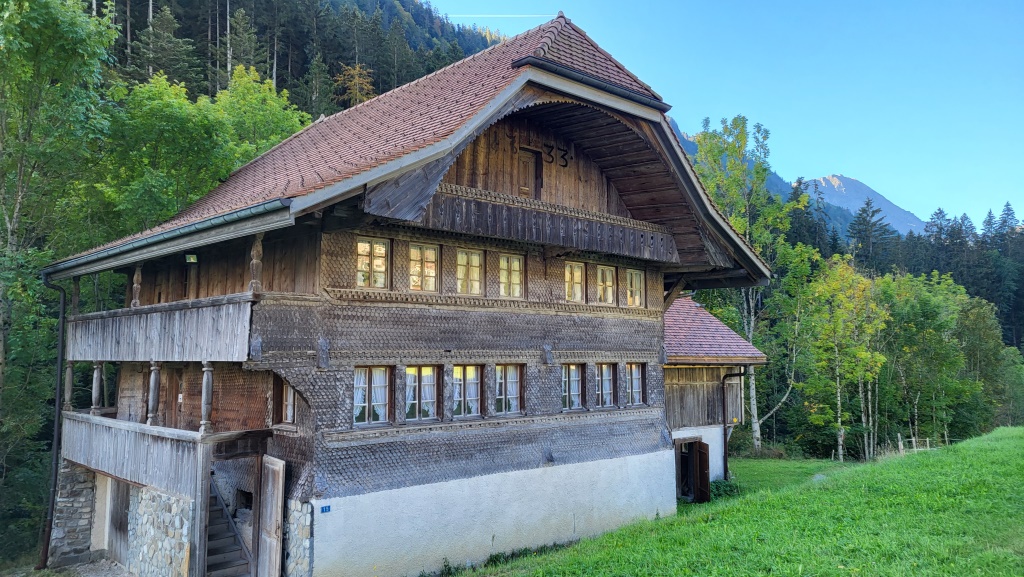 das alte Pfarrhaus liegt wie sollte es anders sein direkt daneben. Was hat das Haus schon alles erlebt!