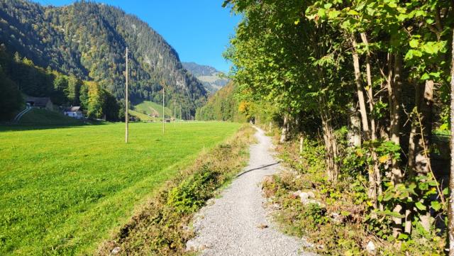 wir wechseln die Talseite und laufen nun an der wärmenden Sonne