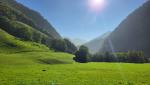 wir schauen nach Jaun zurück. Am Horizont sind  die Kalkfelsen der Gastlosen ersichtlich