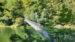 über eine Hängebrücke überqueren wir eine fjordähnliche Bucht des Lac de Montsalvens