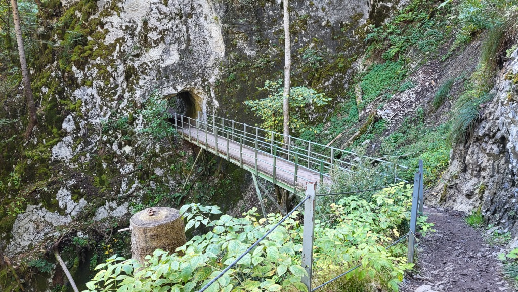 der Weg führt uns über Brücken durch diese wilde Schlucht