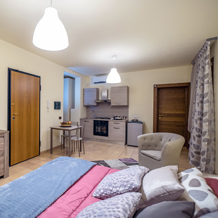 der schöne Eingangsbereich mit Küche und Esstisch