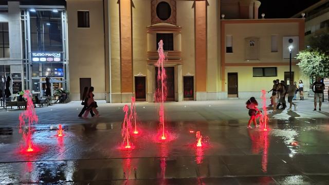 im Stadtzentrum von Cassino, bei der Piazza Gregorio Diamare mit ihrem leuchtenden Brunnen...