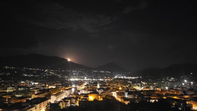 bevor wir schlafen gehen, lassen wir den Blick über das glitzernde Lichtermeer von Cassino schweifen
