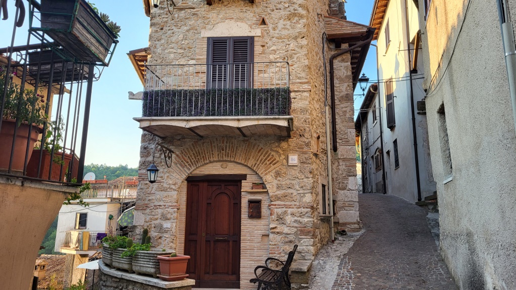 Castel die Tora liegt auf einer Halbinsel im Stausee Lago del Turano, der vom Turano durchflossen wird