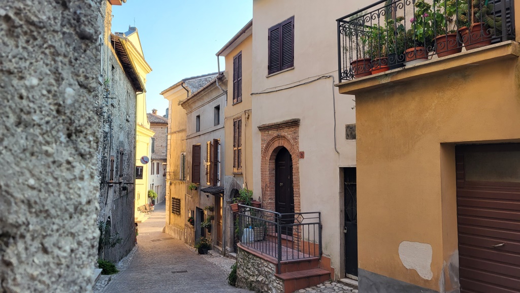 1944 wurde Castel die Tora beim Vormarsch der Alliierten bombardiert und danach wieder aufgebaut