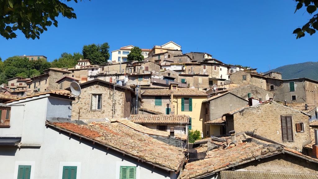 nach dem Auspacken beschliessen wir, Subiaco zu erkunden, das zu einem der schönsten Dörfer Italiens gewählt wurde