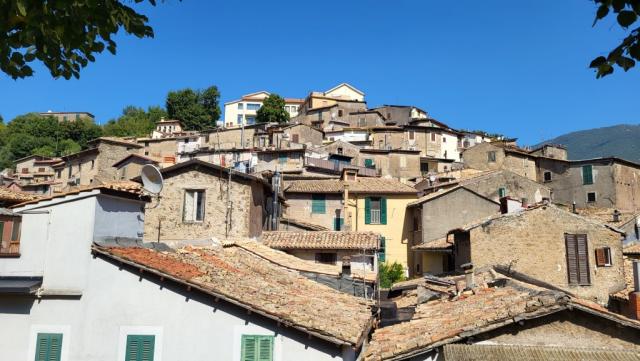 nach dem Auspacken beschliessen wir, Subiaco zu erkunden, das zu einem der schönsten Dörfer Italiens gewählt wurde