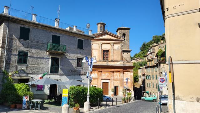 an der Kirche S.Maria della Valle erbaut 1798 - 1851 vorbei...