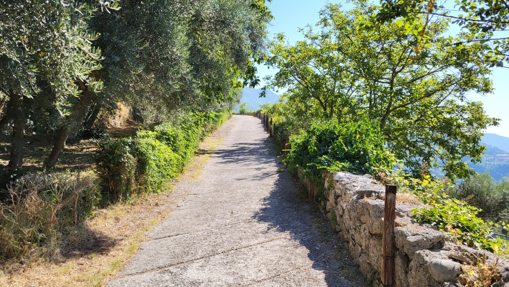 auf dieser Strasse wandelten einst Päpste, Könige und andere Würdenträger. Hier wurde Geschichte geschrieben