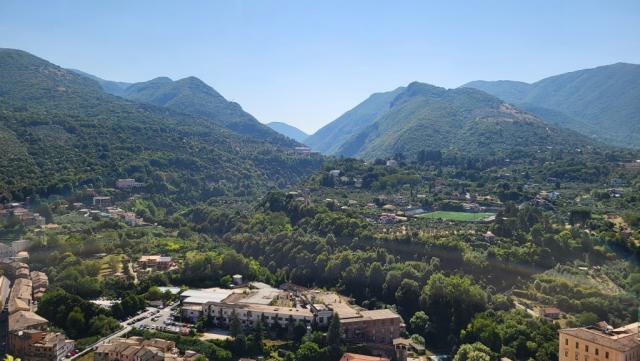 vor uns öffnet sich das Aniene-Tal mit seinem Fluss – in zwei Tagen wird unser Weg dort hindurchführen