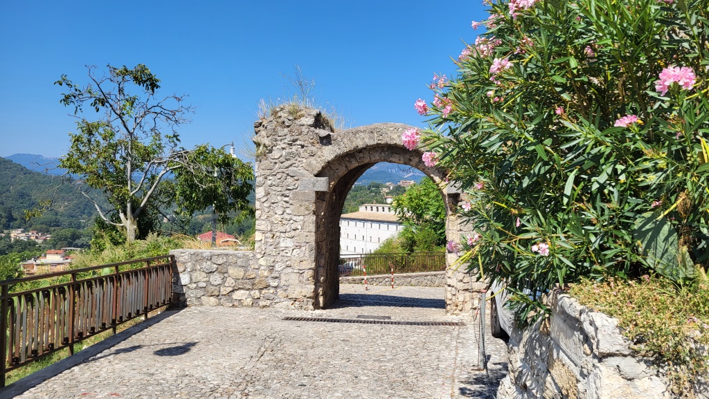 wir verlassen die Burg, in der einst mächtige Würdenträger lebten – nicht selten im Zeichen von Laster und Sünde