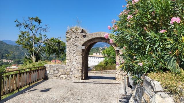 wir verlassen die Burg, in der einst mächtige Würdenträger lebten – nicht selten im Zeichen von Laster und Sünde