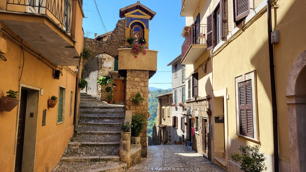 wir laufen in die Altstadt hinunter zur Piazza Pietra Sprecata mit ihren mittelalterlichen Häusern
