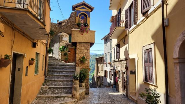 wir laufen in die Altstadt hinunter zur Piazza Pietra Sprecata mit ihren mittelalterlichen Häusern